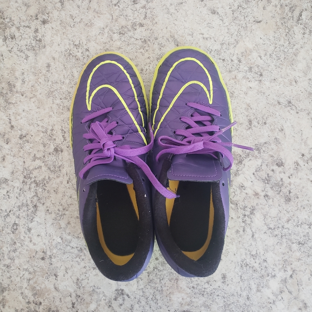 Nike non marking purple sneakers 3.5 Y - Picture 2 of 10